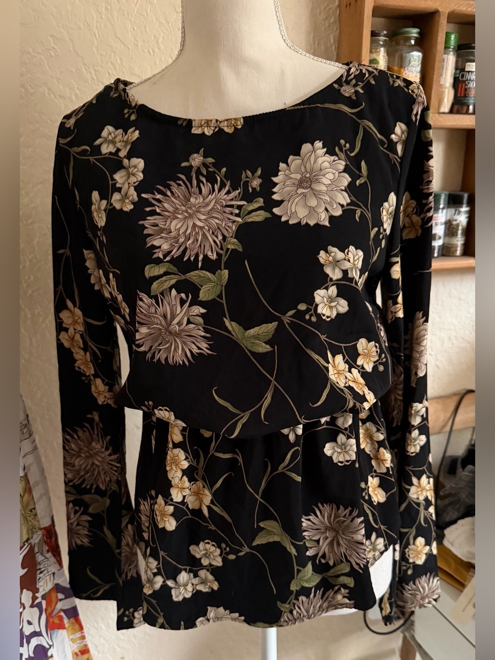 francesca’s Collection Boutique Black Floral Bell Sleeve Top small